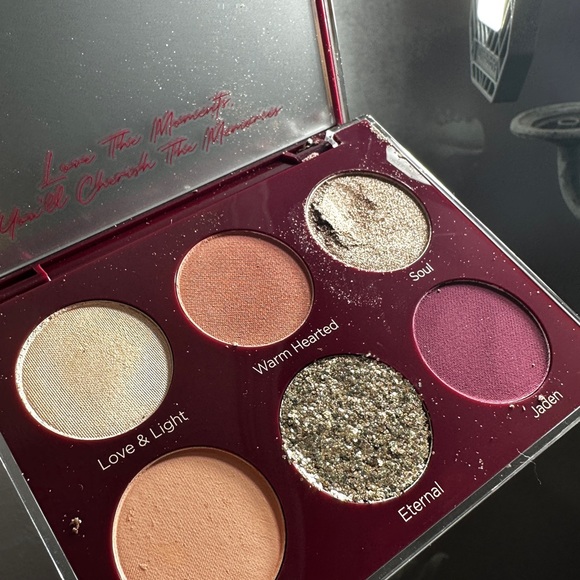 Bundle of five eyeshadow palettes. - Picture 6 of 7